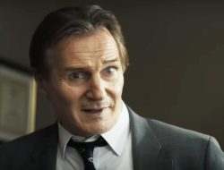 Al Yankovic Kembali Beraksi di "Naked Gun"!