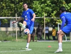 Persib Tantang Arema: Haye Jadi Kunci?